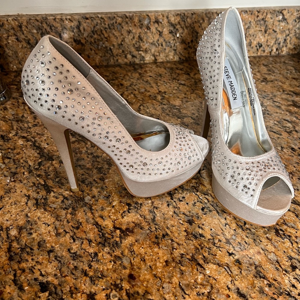 Steve Madden Rhinestone silver  pump